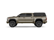 Hard top RSI SmartCap EVOd Defender per Toyota Tundra 2022+ Short Bed, vista laterale su sfondo bianco