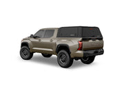 Hard top RSI SmartCap EVOd Defender per Toyota Tundra 2022+ Short Bed, vista posteriore 3/4 su sfondo bianco