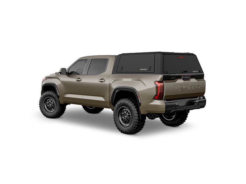 Hard top RSI SmartCap EVOd Defender per Toyota Tundra 2022+ Short Bed, vista posteriore 3/4 su sfondo bianco