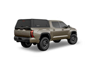 Hard top RSI SmartCap EVOd Defender per Toyota Tundra 2022+ Short Bed, vista posteriore 3/4 lato destro su sfondo bianco