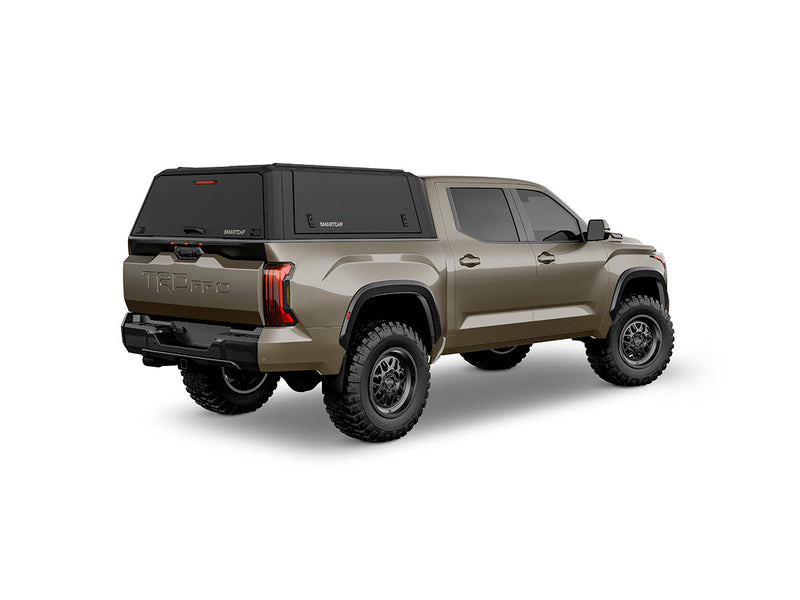 Hard top RSI SmartCap EVOd Defender per Toyota Tundra 2022+ Short Bed, vista posteriore 3/4 lato destro su sfondo bianco
