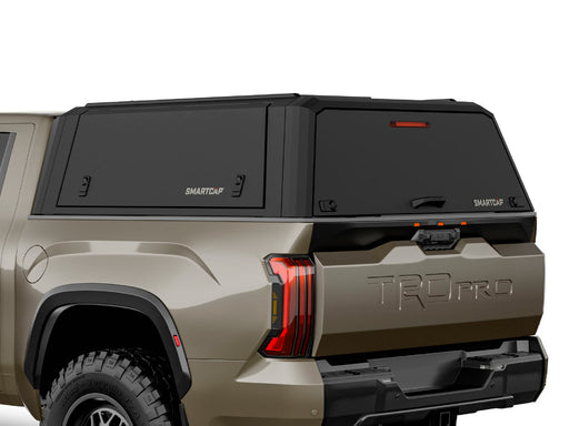 Hard top RSI SmartCap EVOd Defender per Toyota Tundra 2022+ Short Bed, vista posteriore 3/4 ravvicinata