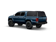 Hard top RSI SmartCap EVOd Defender per Volkswagen Amarok 2010–2022 Double Cab, vista posteriore 3/4 su sfondo bianco