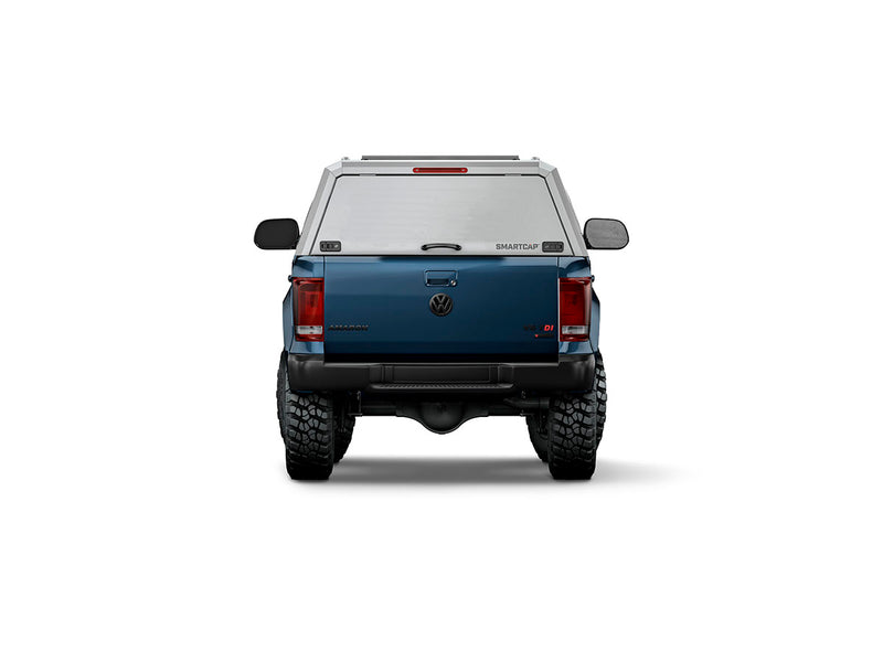 Hard top RSI SmartCap EVOd Defender per Volkswagen Amarok 2010–2022 Double Cab, vista posteriore su sfondo bianco