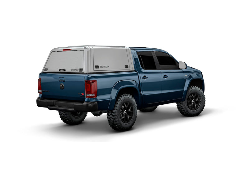 Hard top RSI SmartCap EVOd Defender per Volkswagen Amarok 2010–2022 Double Cab, vista posteriore 3/4 lato destro su sfondo bianco