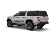 Hard top RSI SmartCap EVOd Defender per Volkswagen Amarok 2023+ Double Cab, vista posteriore 3/4 su sfondo bianco