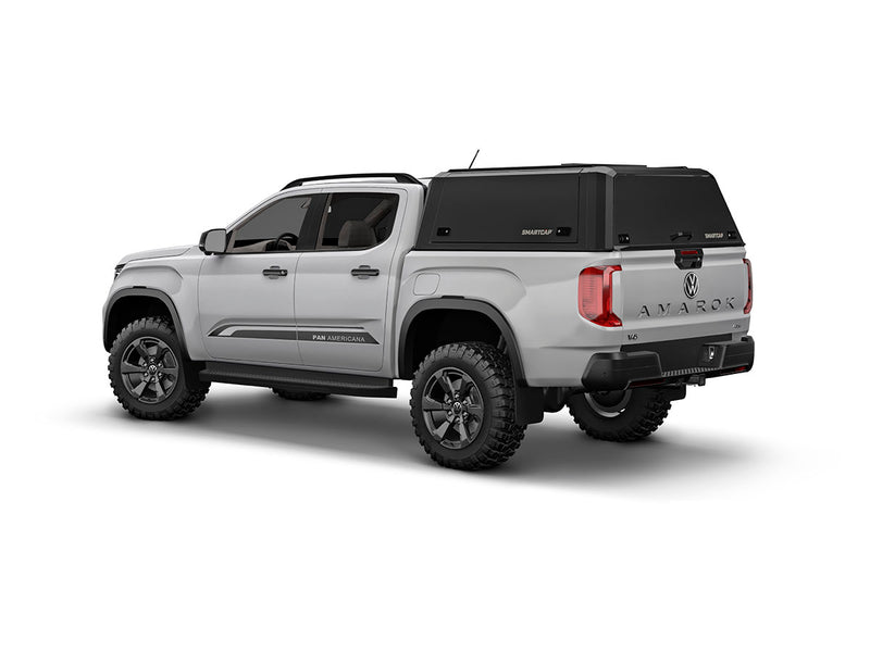 Hard top RSI SmartCap EVOd Defender per Volkswagen Amarok 2023+ Double Cab, vista posteriore 3/4 su sfondo bianco
