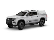 Hard top RSI SmartCap EVOd Defender per Volkswagen Amarok 2023+ Double Cab, vista anteriore 3/4 su sfondo bianco