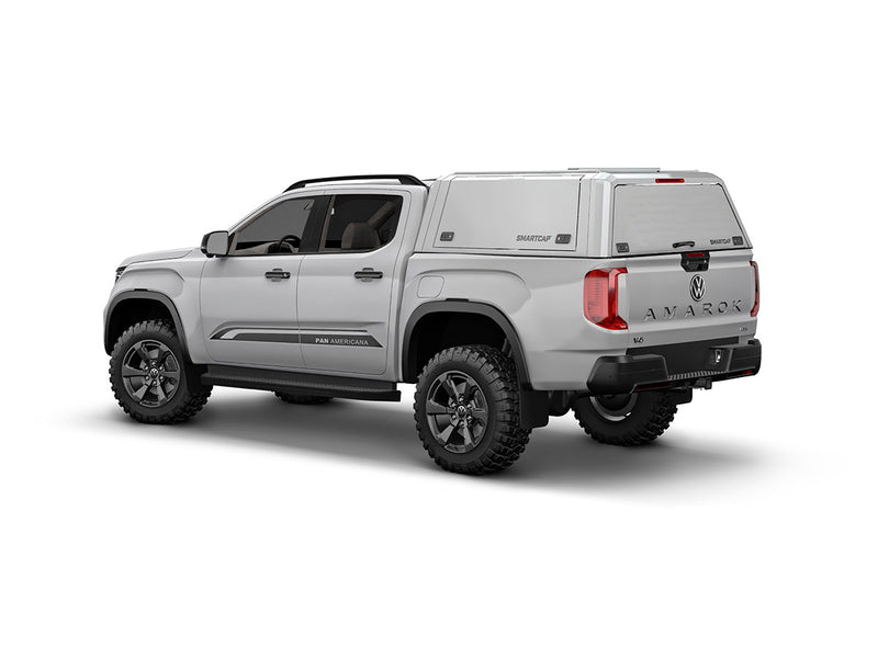 Hard top RSI SmartCap EVOd Defender per Volkswagen Amarok 2023+ Double Cab, vista posteriore 3/4 su sfondo bianco