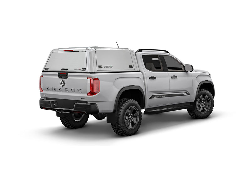 Hard top RSI SmartCap EVOd Defender per Volkswagen Amarok 2023+ Double Cab, vista posteriore 3/4 lato destro su sfondo bianco