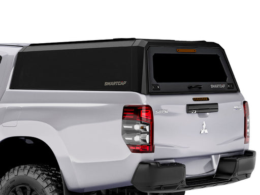 Hard top RSI SmartCap EVOh Hatchback per Mitsubishi L200 / Triton 2016–2024 Double Cab, vista posteriore 3/4 ravvicinata