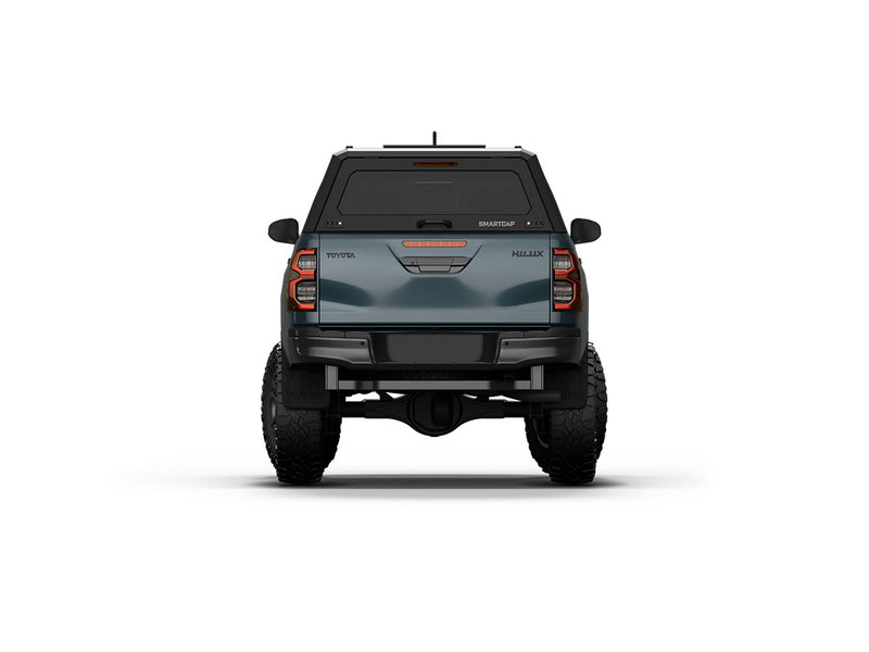 Hard top RSI SmartCap EVOh Hatchback per Toyota Hilux 2016–2025 Double Cab, vista posteriore su sfondo bianco