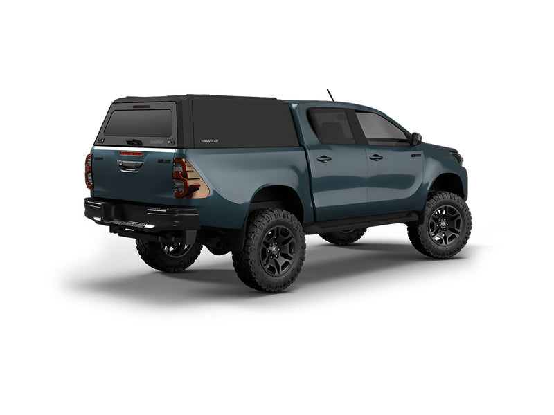 Hard top RSI SmartCap EVOh Hatchback per Toyota Hilux 2016–2025 Double Cab, vista posteriore 3/4 lato destro su sfondo bianco