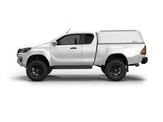 Hard top RSI SmartCap EVOh Hatchback per Toyota Hilux 2016–2025 Extra Cab, vista laterale su sfondo bianco