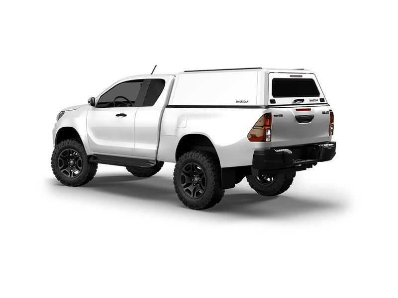 Hard top RSI SmartCap EVOh Hatchback per Toyota Hilux 2016–2025 Extra Cab, vista posteriore 3/4 su sfondo bianco