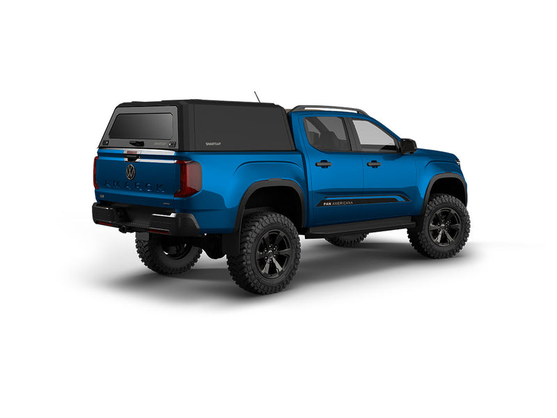 Hard top RSI SmartCap EVOh Hatchback per Volkswagen Amarok 2023+ Double Cab, vista posteriore 3/4 lato destro su sfondo bianco