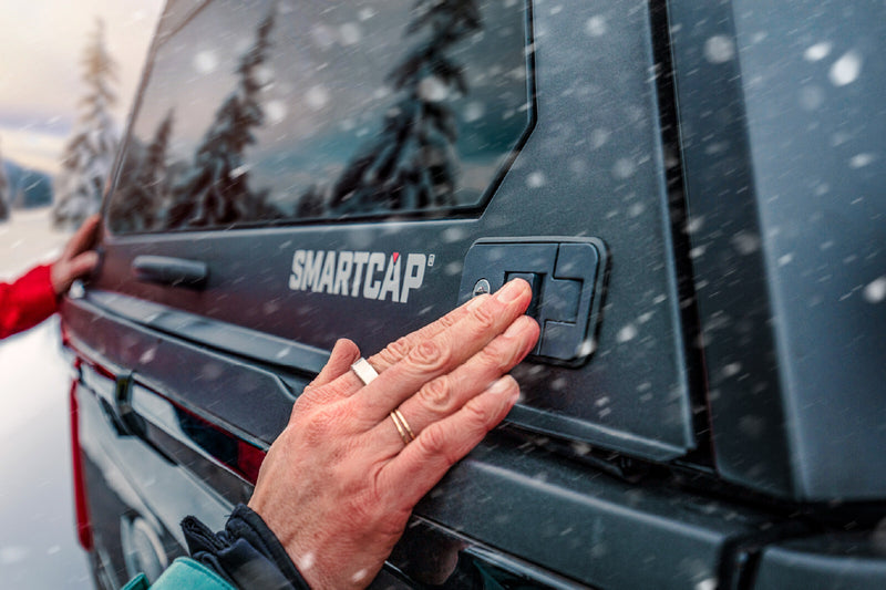 Apertura del portello RSI SmartCap EVO Sport sotto la neve