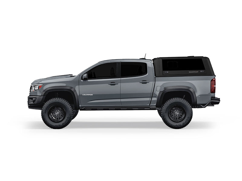 Hard top RSI SmartCap EVOs Sport per Chevrolet Colorado / GMC Canyon 2015–2022 Crew Cab 5', vista laterale su sfondo bianco