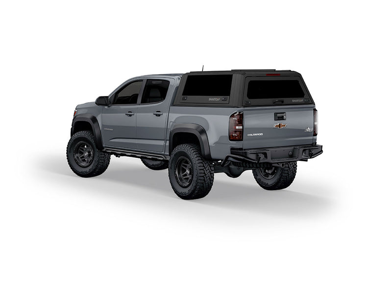 Hard top RSI SmartCap EVOs Sport per Chevrolet Colorado / GMC Canyon 2015–2022 Crew Cab 5', vista posteriore 3/4 su sfondo bianco