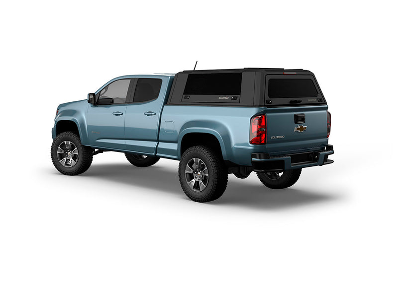 Hard top RSI SmartCap EVOs Sport per Chevrolet Colorado / GMC Canyon 2015–2022 Extended Cab 6', vista posteriore 3/4 su sfondo bianco