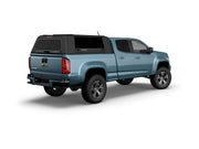 Hard top RSI SmartCap EVOs Sport per Chevrolet Colorado / GMC Canyon 2015–2022 Extended Cab 6', vista posteriore 3/4 lato destro su sfondo bianco