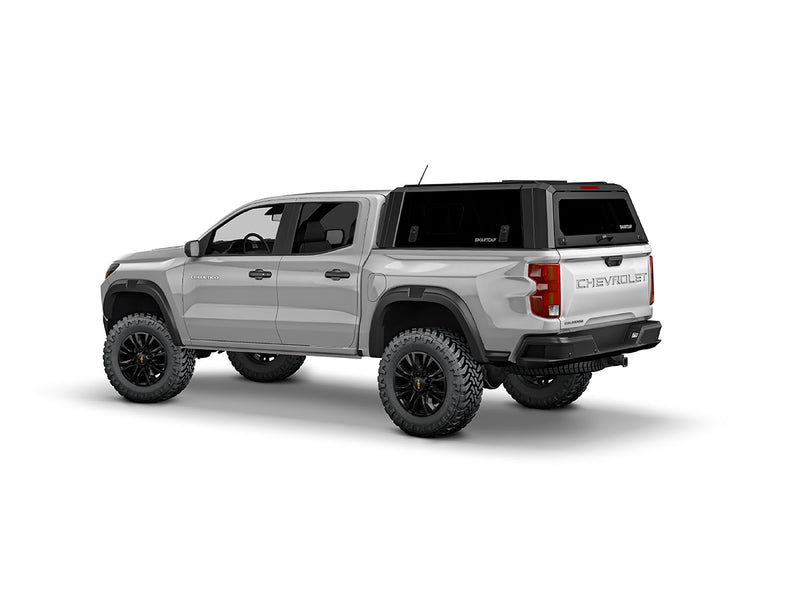 Hard top RSI SmartCap EVOs Sport per Chevrolet Colorado / GMC Canyon 2023+ Crew Cab 5', vista posteriore 3/4 su sfondo bianco