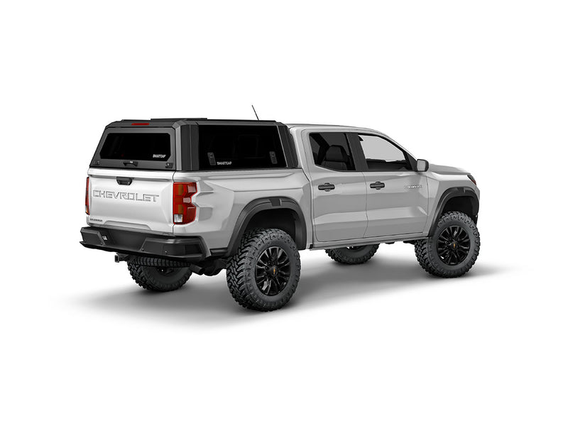 Hard top RSI SmartCap EVOs Sport per Chevrolet Colorado / GMC Canyon 2023+ Crew Cab 5', vista posteriore 3/4 lato destro su sfondo bianco