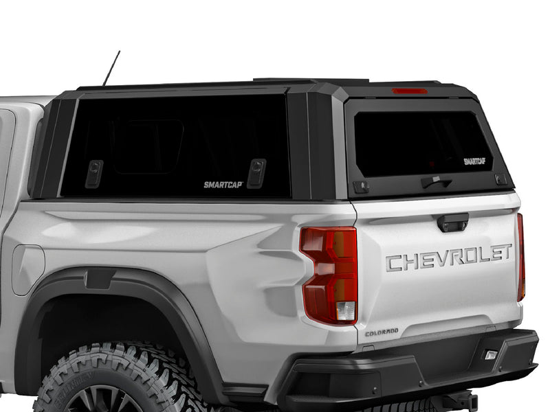 Hard top RSI SmartCap EVOs Sport per Chevrolet Colorado / GMC Canyon 2023+ Crew Cab 5', vista posteriore 3/4 ravvicinata