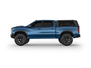 Hard top RSI SmartCap EVOs Sport per Chevrolet Silverado / GMC Sierra 1500 2019+ Short Bed 5,8', vista laterale su sfondo bianco