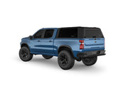 Hard top RSI SmartCap EVOs Sport per Chevrolet Silverado / GMC Sierra 1500 2019+ Short Bed 5,8', vista posteriore 3/4 su sfondo bianco