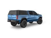 Hard top RSI SmartCap EVOs Sport per Chevrolet Silverado / GMC Sierra 1500 2019+ Short Bed 5,8', vista posteriore 3/4 lato destro su sfondo bianco