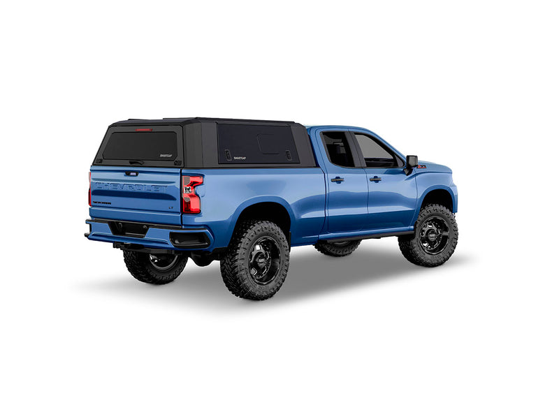Hard top RSI SmartCap EVOs Sport per Chevrolet Silverado / GMC Sierra 1500 2019+ Standard Bed 6,5', vista posteriore 3/4 lato destro su sfondo bianco