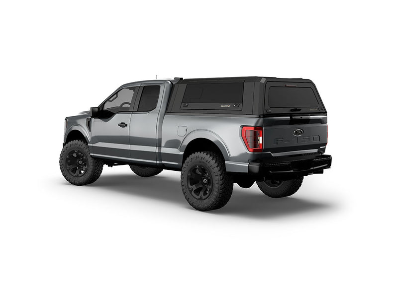 Hard top RSI SmartCap EVOs Sport per Ford F-150 2015–2020 Standard Bed 6,5', vista posteriore 3/4 su sfondo bianco