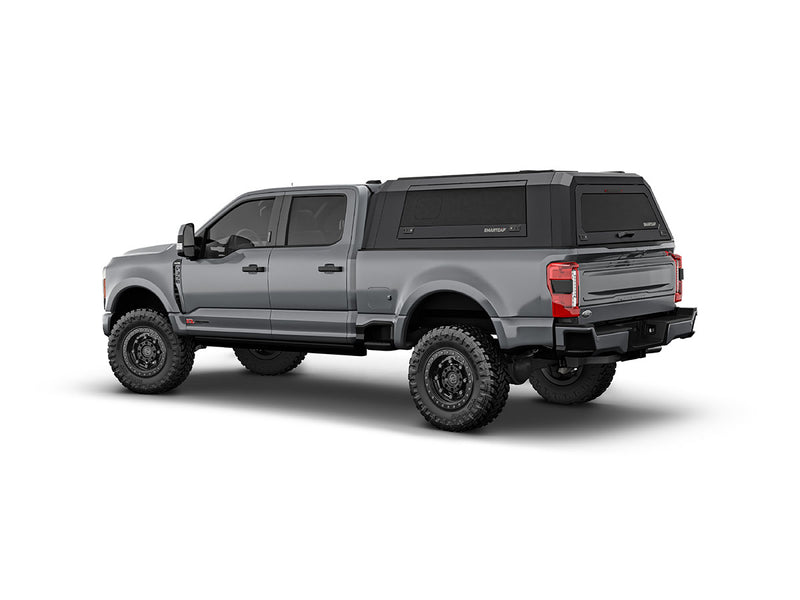 Hard top RSI SmartCap EVOs Sport per Ford F-250 / F-350 Super Duty 2023+, vista posteriore 3/4 su sfondo bianco