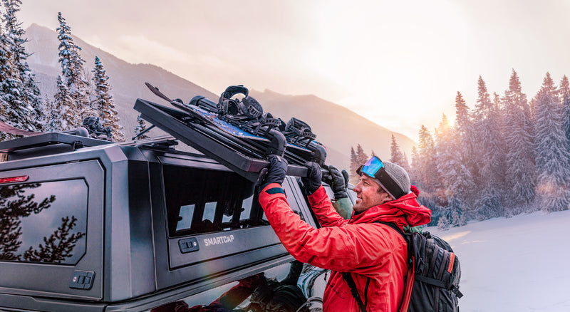 RSI SmartCap EVOs Sport in montagna con attrezzatura da sci sul tetto