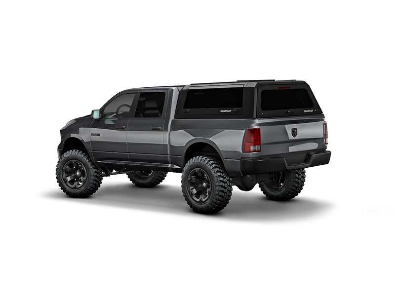 Hard top RSI SmartCap EVOs Sport per RAM 1500 DS 2009+ Standard Bed, vista posteriore 3/4 su sfondo bianco