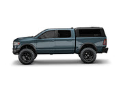 Hard top RSI SmartCap EVOs Sport per RAM 1500 DT 2019+ Short Bed 5,7', vista laterale su sfondo bianco