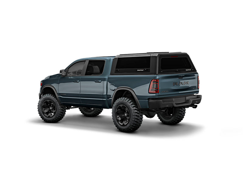 Hard top RSI SmartCap EVOs Sport per RAM 1500 DT 2019+ Short Bed 5,7', vista posteriore 3/4 su sfondo bianco