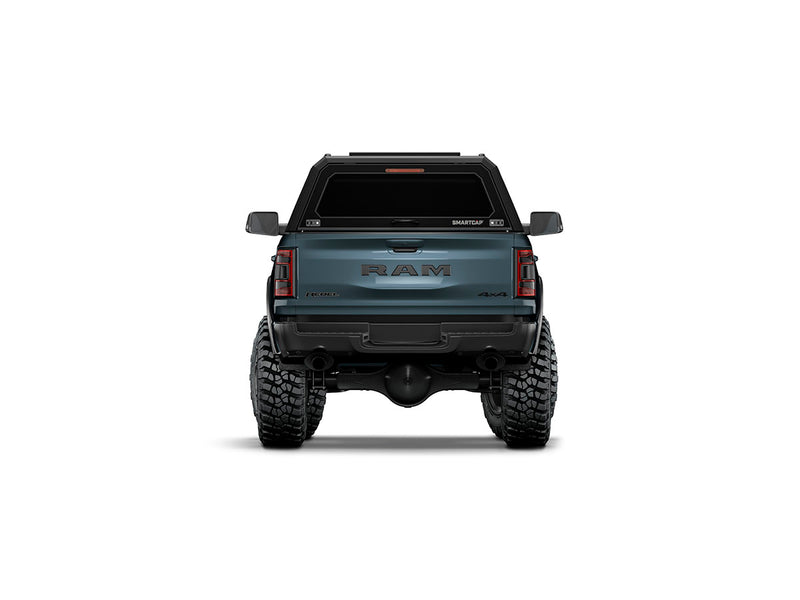 Hard top RSI SmartCap EVOs Sport per RAM 1500 DT 2019+ Short Bed 5,7', vista posteriore su sfondo bianco
