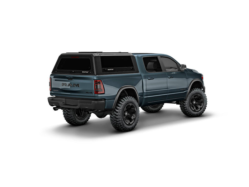 Hard top RSI SmartCap EVOs Sport per RAM 1500 DT 2019+ Short Bed 5,7', vista posteriore 3/4 lato destro su sfondo bianco