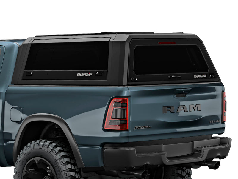 Hard top RSI SmartCap EVOs Sport per RAM 1500 DT 2019+ Short Bed 5,7', vista posteriore 3/4 ravvicinata
