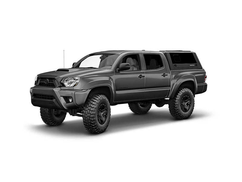 Hard top RSI SmartCap EVOs Sport per Toyota Tacoma 2005–2015 Short Bed 5', vista anteriore 3/4 su sfondo bianco
