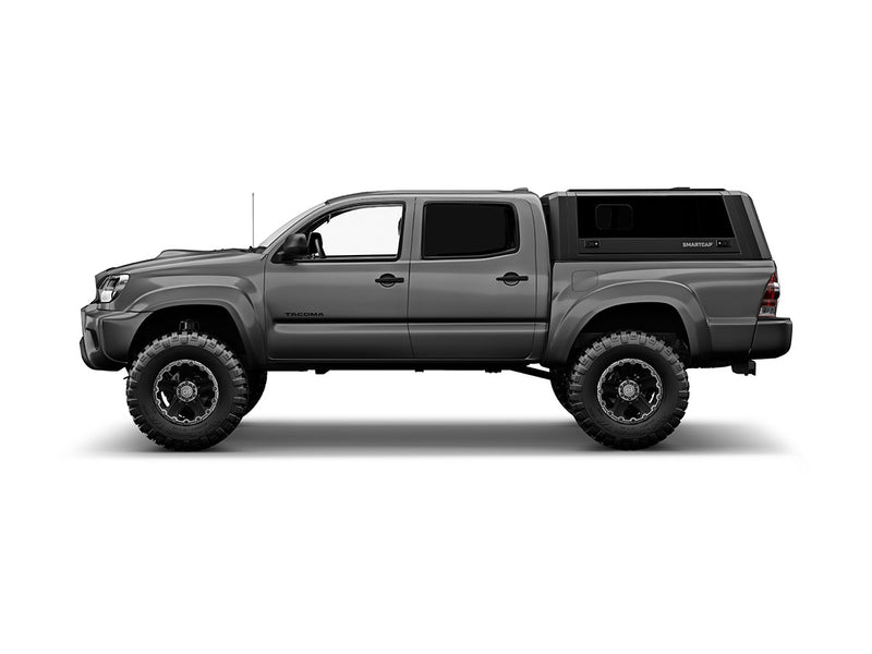 Hard top RSI SmartCap EVOs Sport per Toyota Tacoma 2005–2015 Short Bed 5', vista laterale su sfondo bianco