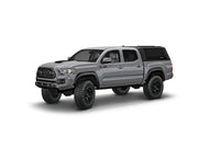 Hard top RSI SmartCap EVOs Sport per Toyota Tacoma 2016–2023 Short Bed 5', vista anteriore 3/4 su sfondo bianco