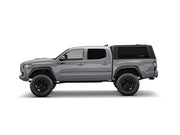 Hard top RSI SmartCap EVOs Sport per Toyota Tacoma 2016–2023 Short Bed 5', vista laterale su sfondo bianco