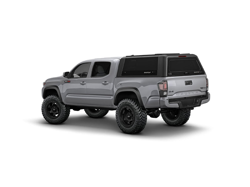 Hard top RSI SmartCap EVOs Sport per Toyota Tacoma 2016–2023 Short Bed 5', vista posteriore 3/4 su sfondo bianco