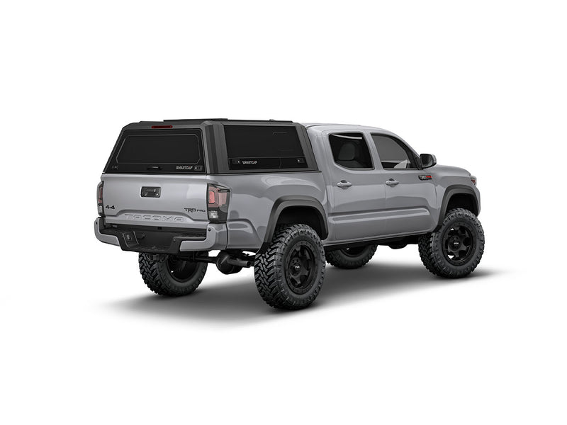 Hard top RSI SmartCap EVOs Sport per Toyota Tacoma 2016–2023 Short Bed 5', vista posteriore 3/4 lato destro su sfondo bianco