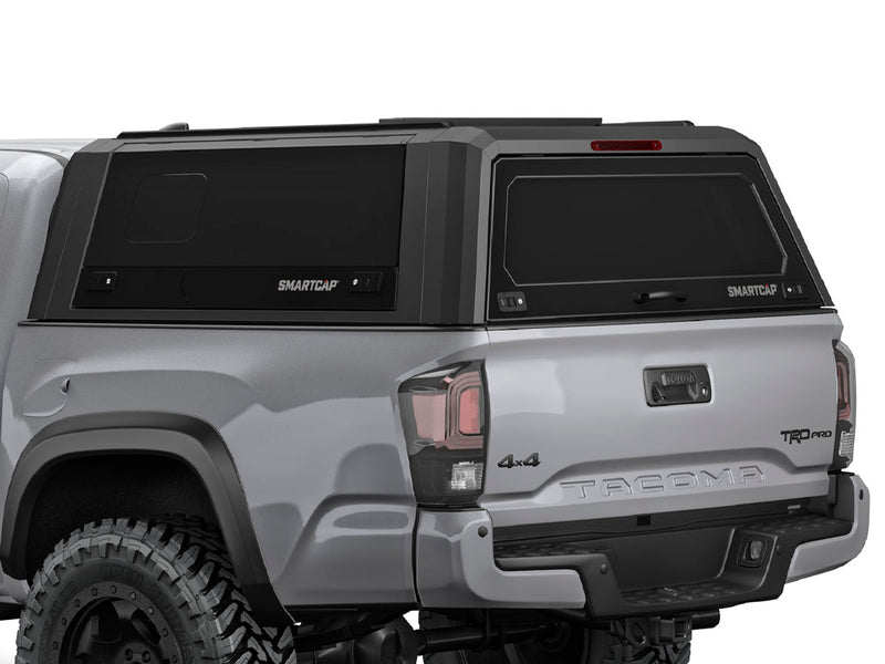 Hard top RSI SmartCap EVOs Sport per Toyota Tacoma 2016–2023 Short Bed 5', vista posteriore 3/4 ravvicinata