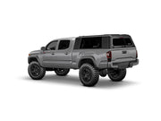 Hard top RSI SmartCap EVOs Sport per Toyota Tacoma 2016–2023 Standard Bed 6', vista posteriore 3/4 su sfondo bianco