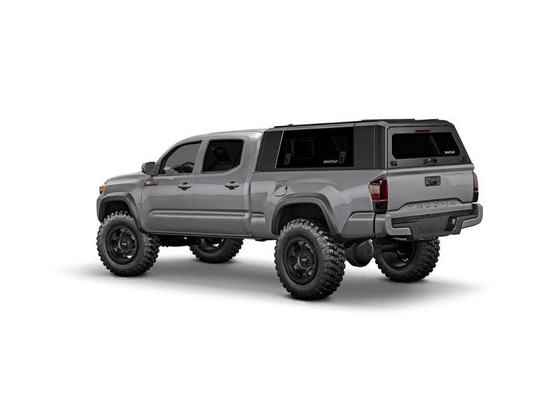 Hard top RSI SmartCap EVOs Sport per Toyota Tacoma 2016–2023 Standard Bed 6', vista posteriore 3/4 su sfondo bianco